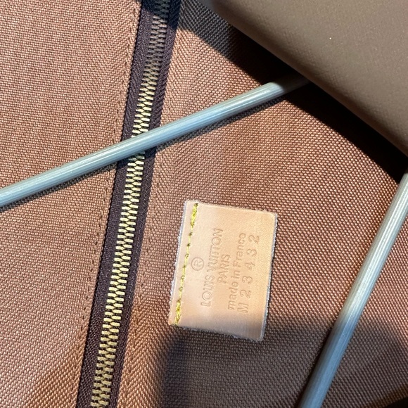 Louis Vuitton M23432 Monogram Canvas
Cloth Hanger/ Garment Cover - Picture 6 of 7